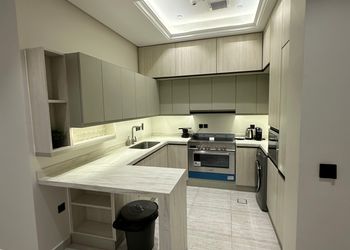 شقة بتصميم فاخر وصالة أنيقة