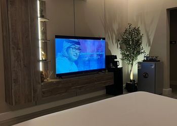 استديو بأثاث مريح وبسيط 