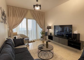 شقة ببلكونة بإطلالة بحرية ساحرة 