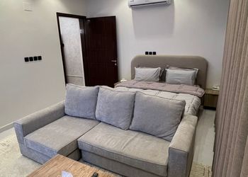استديو بسرير ماستر وجلسة جانبية 
