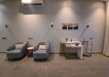 شاليه بمسطح اخضر ومسبح 