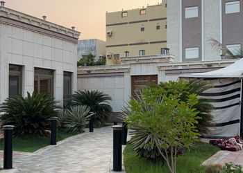 استراحة بمسبح خارجي ومجلس