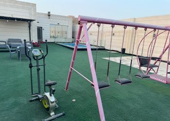 شاليه بمسطح اخضر ومسبح