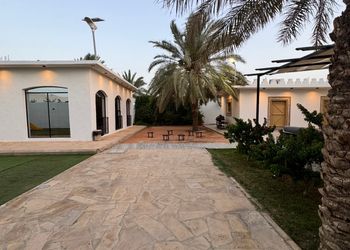 شاليه بجلسة خارجية وألعاب أطفال