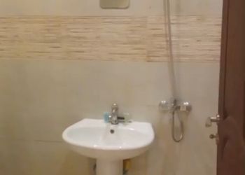 استديو بسرير مفرد وأثاث مريح 