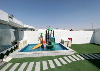 شاليه بألعاب مائية ومسبح داخلي 