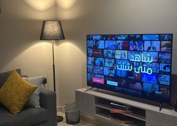 شقة بصالة وغرفة نوم وبأثاث مريح