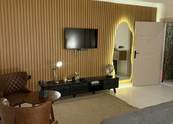 استديو بسرير ماستر وأثاث مريح 