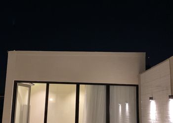 شالية بجلسة مطلة على مسبح 
