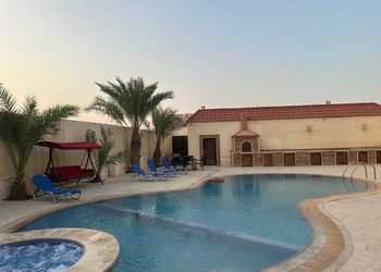 شاليه بمسطح اخضر ومسبح