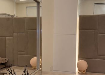 شاليه بجلسة خارجية ومسطح اخضر
