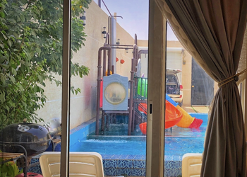 شاليه بجلسه خارجيه على المسبح 