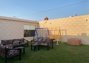 شاليه بصالة داخلية ومسطح اخضر