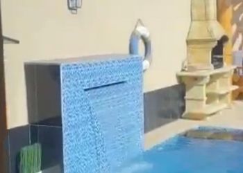 شاليه بجلسة خارجيه ومسبح خارجي