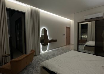 شاليه بمسطح اخضر ومسبح 