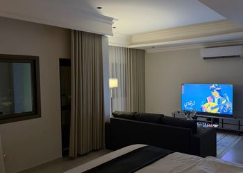 شقة بغرفة معيشة وغرفة نوم 