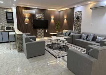 شاليه بمسطح اخضر وجلسة خارجية 