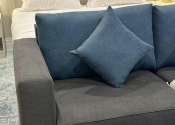 استديو بأثاث مريح وبسيط 