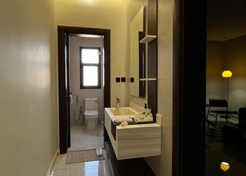 شقة بصالة أنيقة ودخول ذاتي