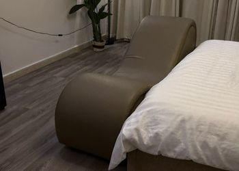 استديو بأثاث مريح وبسيط 