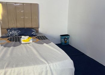 استديو بأثاث مريح وبسيط