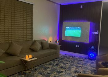 شاليه بمسطح اخضر وجلسة خارجية 