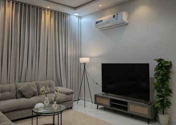 شقة بغرفة معيشة وغرفة نوم 