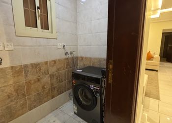 شقة بصالة مريحة وغرف نوم 