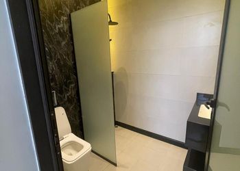 شاليه بمسطح اخضر وجلسة خارجية 