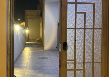 استديو بسرير ماستر وجلسة جانبية