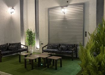 شاليه بمسطح اخضر وجلسة خارجية 