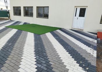استراحة ببيت شعر وفناء خارجي