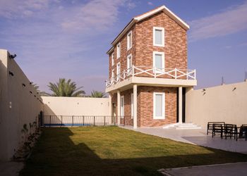 شاليه بمسطح اخضر وجلسة خارجية 