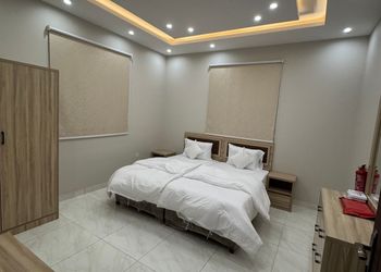 استديو بسريرين مفردة وأثاث مريح 