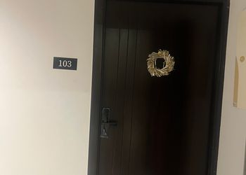 استديو بسرير ماستر وجلسة جانبية