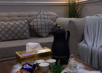 شاليه بجلسة تطل على مسبح خارجي 