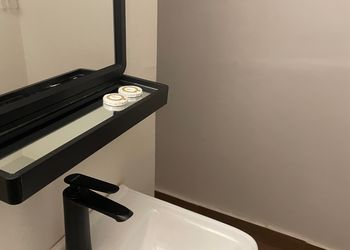 استديو هادئ وبأثاث مريح وبسيط 