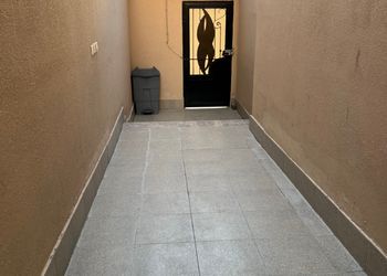 شقة بصالة وثلاث غرف نوم 