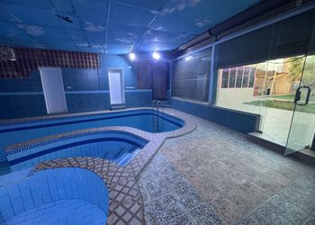 شاليه بمسطح اخضر وجلسة خارجية 