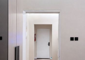 شقة بصالة أنيقة ودخول ذاتي