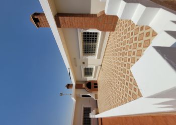 استراحة بملعب كرة قدم و طائره 