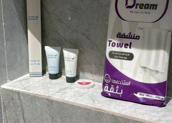 شقة بغرفة معيشة وغرفة نوم