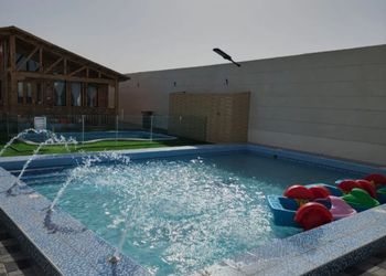 شاليه بجلسة تطل على مسبح خارجي 