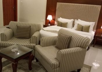 غرفة بسرير ماستر ودورة مياة 