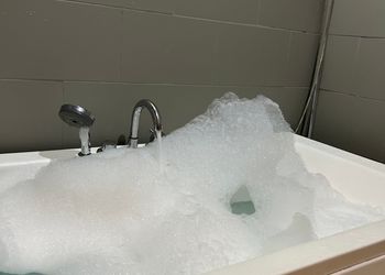 شاليه بمسبح داخلي وجلسة خارجية 