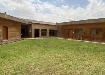 مزرعة بمناظر خلابة وجلسات خارجية 