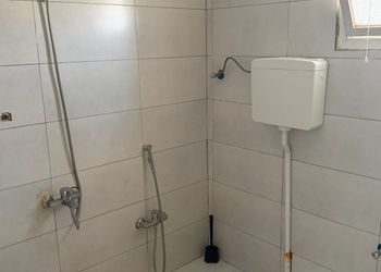 شقة بصالة انيقة وغرفة نوم