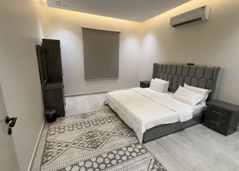 شقة بصالة أنيقة ودخول ذاتي