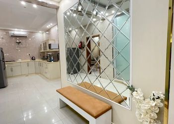 شاليه بمسطح اخضر وجلسة خارجية 
