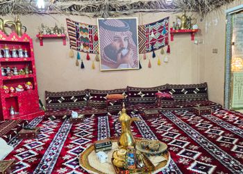 شقة بثلاث غرف نوم وجلسات خارجيه